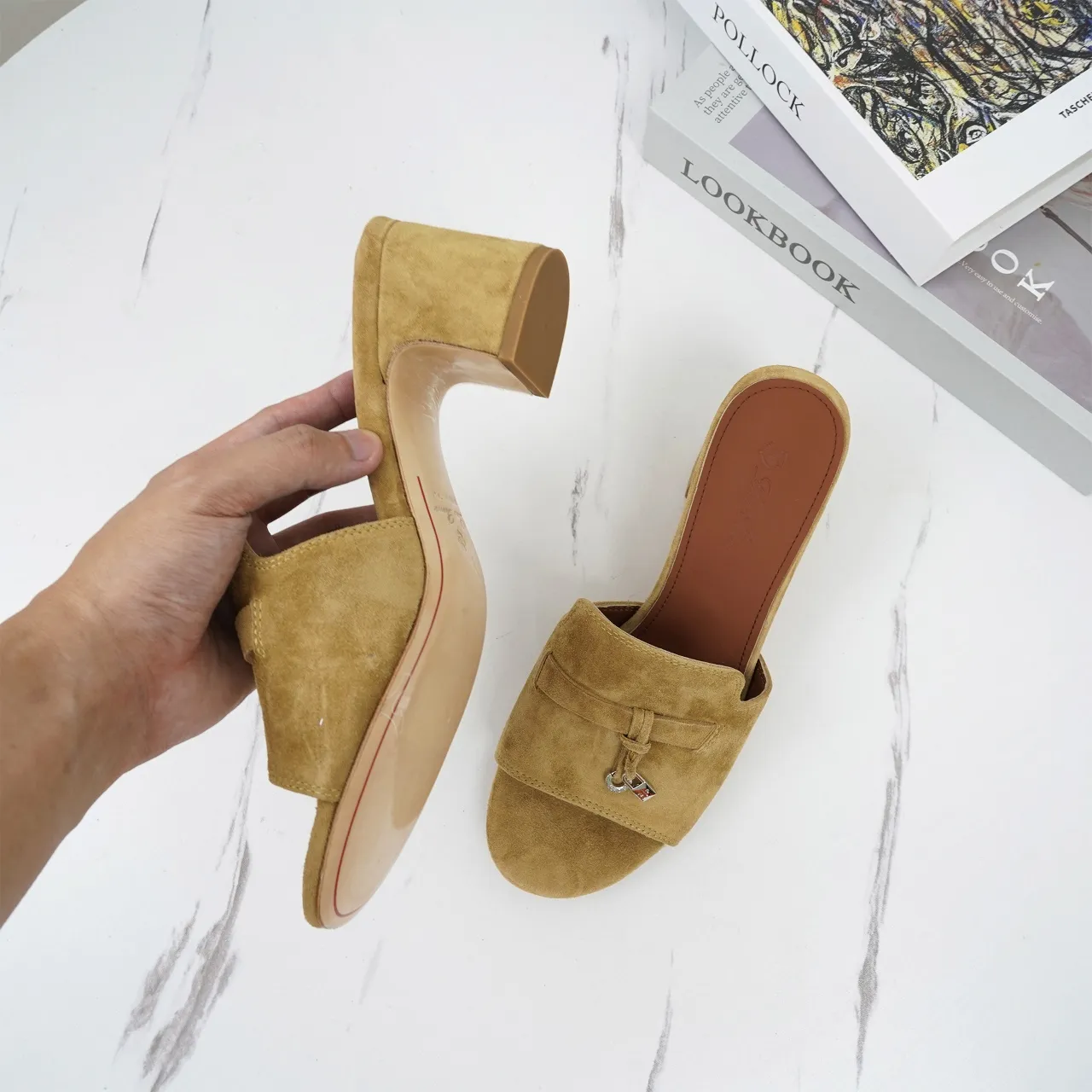 👟👟Ex-factory price 440👟👟 Genuine leather sole +30 suede sheepskin slippers with a strap decorated with Loro Piana My Charms charms and decorated with tone-on-tone stitching. Sophisticated and feminine, it pairs well with both city and resort looks. For those looking for an elegant upgrade, the summer glamor slipper is known for its slim open-back silhouette. size: 35-44 (custom-made sizes 43 and 44 are non-returnable) Upper: imported suede sheep leather (sheep), cowhide ostrich pattern, cowhide snake pattern Lining: imported high-grade mixed sheep silk Heel height: 5.5CM